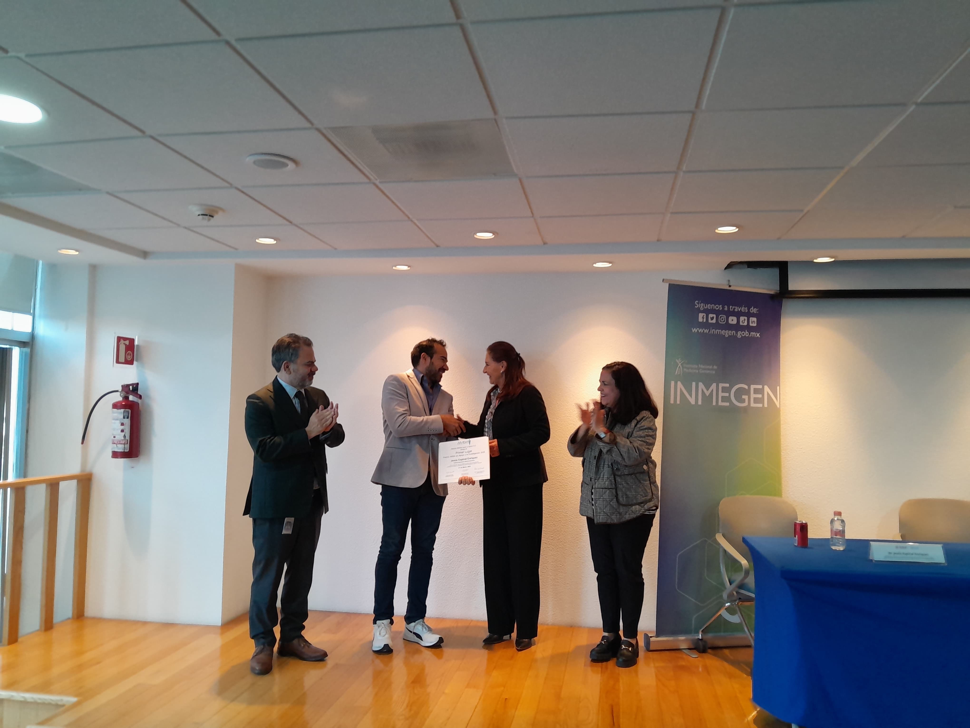 El Dr. Jesús Espinal recibe reconocimiento por obtener el primer lugar del Premio AMSA en Apoyo a la Investigación 2025